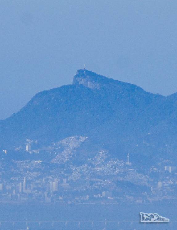 O Corcovado, a 60 km de distância em linha reta e quase 1,5 kms abaixo de nós, no alto do Parque Nacional da Serra dos Órgãos, no Rio de Janeiro